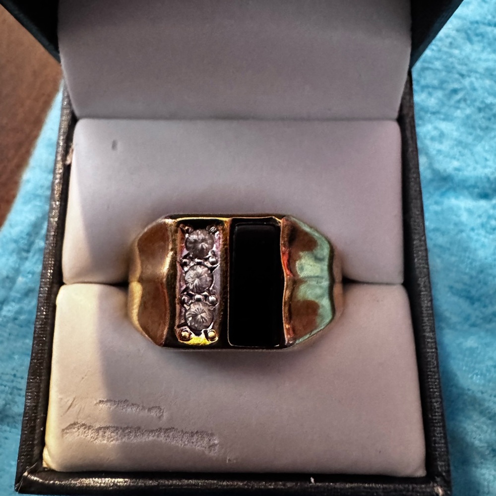 Vintage Men’s 3 diamond and onyx ring. Size 12